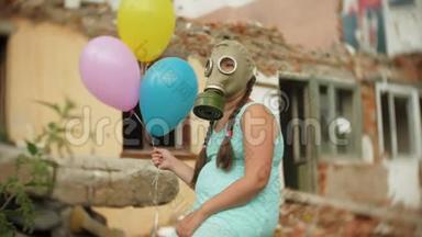 一个戴着防毒面具的小女孩手里拿着气球穿过被毁的建筑物
